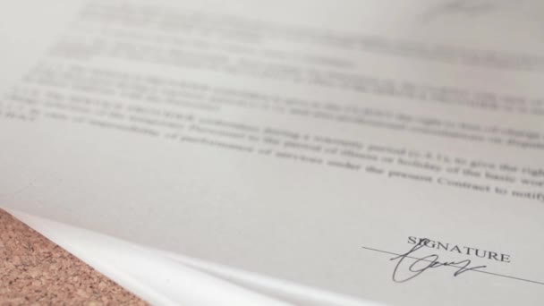 Mão masculina coloca nas páginas do contrato assinado um modelo de edifício. Detalhe — Vídeo de Stock