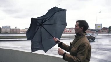 Şemsiye ile ceketli adamı. Rüzgar Bora şemsiye adam kontrolden çıkarır