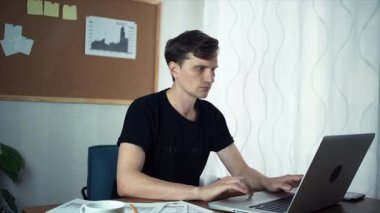 Ev ofis dizüstü bilgisayar üzerinde çalışan serbest meslek