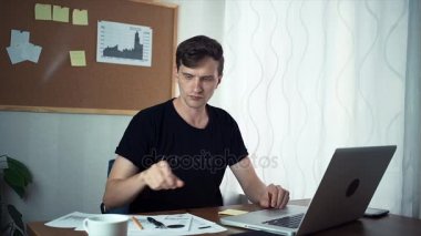 Ev ofis dizüstü bilgisayar üzerinde çalışan serbest meslek