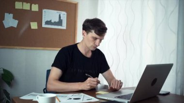 Dizüstü bilgisayar kullanma ve doğumutetiklemek ofisinde yapışkan notlar yazma serbest meslek