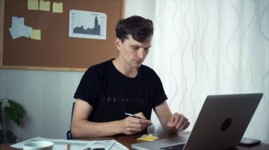 Yapışkan notlar üzerinde fikir yazma ve Office panosuna eklemeyi yakışıklı adam