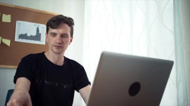 Ev ofis dizüstü bilgisayar kullanan serbest meslek