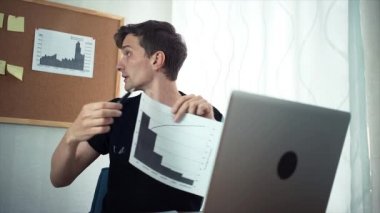 Görüntülü arama laptop gösteren kullanarak sahip serbest meslek analizi grafikleri baskılı