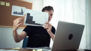 Genç adam dizüstü bilgisayar kullanan iş ortağı ile sohbet