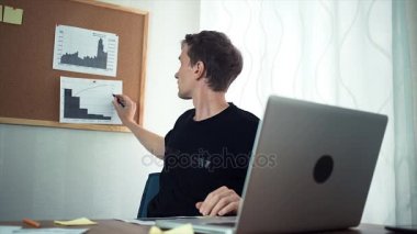 Görüntülü arama laptop gösteren kullanarak sahip serbest meslek analizi grafikleri baskılı