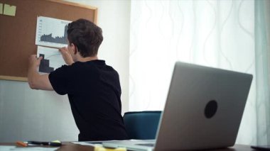 Görüntülü arama laptop gösteren kullanarak sahip serbest meslek analizi grafikleri baskılı