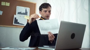 Genç işadamı dizüstü bilgisayar kullanan müşteri ile sohbet