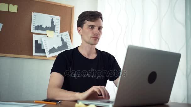 Freelancer trabajando en computadora portátil usando notas adhesivas en la oficina en el hogar — Vídeo de stock