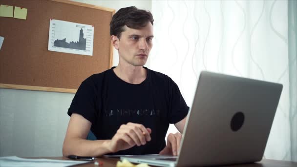 Mladý podnikatel připojení lepkavá vědomí a analyzovat grafy k desce v úřadu — Stock video