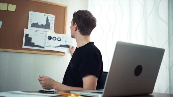 Freiberufler klebt Klebezettel im Homeoffice an Bord — Stockvideo