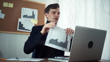 Genç işadamı dizüstü bilgisayar kullanan iş ortağı ile sohbet