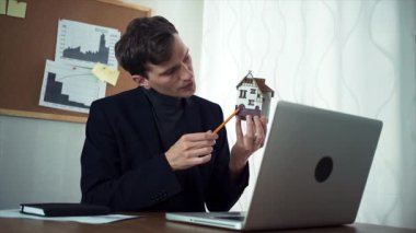 Genç Yöneticisi dizüstü bilgisayar kullanan müşteri ile sohbet