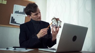 Dizüstü bilgisayar kullanan iş ortağı ile görüntülü görüşme sahip genç işadamı