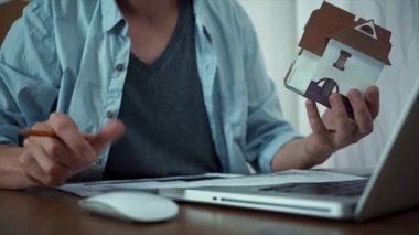 Genç mimar çalışma from home, bir konut projesi çizimi