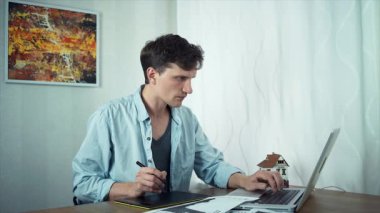 Tablet konut projesi üzerinde çizim yaratıcı grafik tasarımcı.