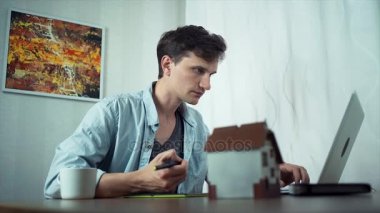 Evde çalışma office tablet üzerinde çizim yaratıcı grafik tasarımcı