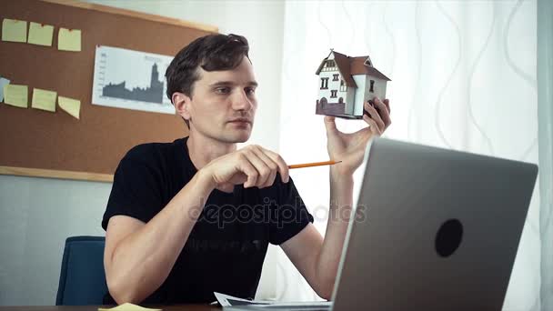 Hombre joven creativo utilizando el ordenador portátil en la oficina en casa — Vídeos de Stock