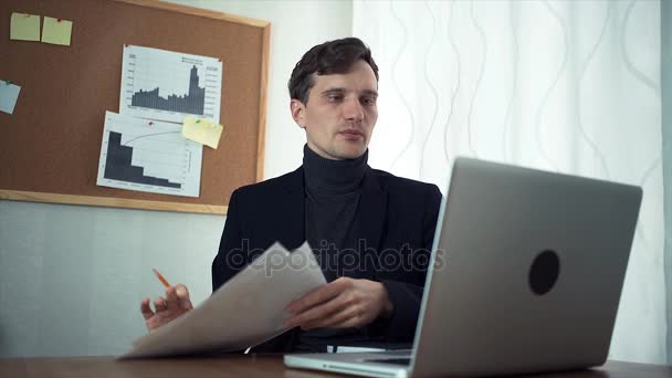 Joven hombre de negocios charlando con el cliente utilizando el ordenador portátil — Vídeos de Stock