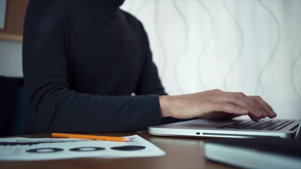 Male hands typing message on laptop — Stock Video