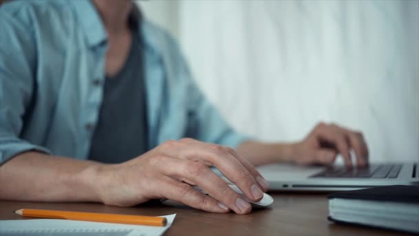 노트북에 메시지를 입력 하는 남자 손 — 비디오