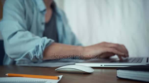 Mãos masculinas usando mouse sem fio fazendo anotações com lápis na análise de gráficos — Vídeo de Stock