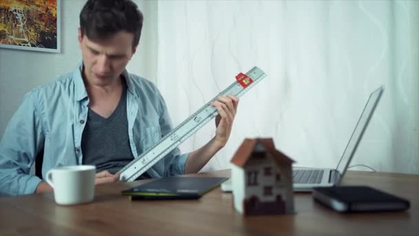 Молодой креативный дизайнер использует металлическую линейку, играя на электрогитаре — стоковое видео