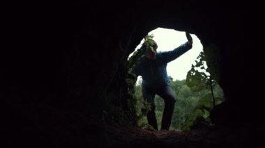 Genç fiyatı düşük taş tonoz ve yürüyüş altında karanlık mağaranın karanlığa girer