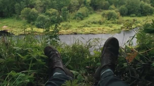 Primer plano de las botas de excursionista. Naturaleza paisaje fondo — Vídeos de Stock