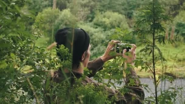 年轻的徒步旅行者拍照智能手机共享景观自然背景照片 — 图库视频影像