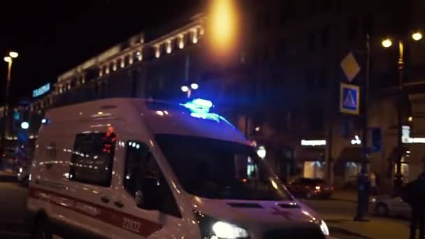 Sint-Petersburg, Rusland, 30 juni, 2017, Ambulance rijdt met knipperend licht — Stockvideo