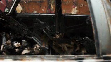 Yanmış araba açık havada duran çöktü. Tanımlanamayan duvar grafiti