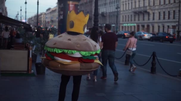 Sankt Petersburg, Ryssland - 3 augusti 2017, killen i burger kostym står utomhus — Stockvideo
