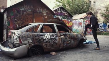 Smartphone ayakta çöktü yandı car yakınındaki kullanan genç adam. Kentsel yaşam tarzı