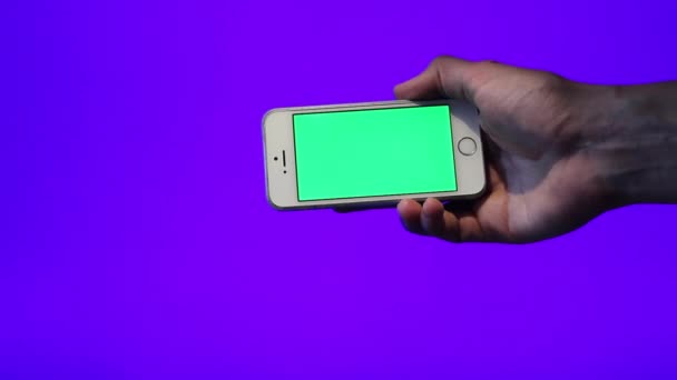 Smartphone de mano con pantalla en blanco en pantalla de croma — Vídeos de Stock