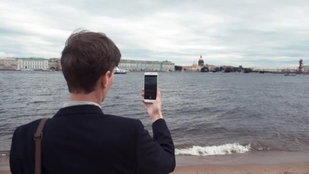 Freelance utilisant un ordinateur portable assis sur un banc près du front de mer. Jour d'été — Video