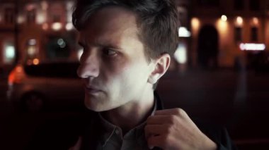 Taksi bekliyor geceleri yoğun bir kentsel cadde üzerinde tek başına duran genç adam