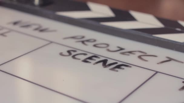 Número de escena de escritura manual masculina en clapperboard — Vídeos de Stock