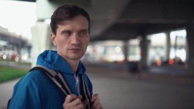 Mavi ceket ve sırt çantası konumu yolu köprüsü altında olan genç uzun yürüyüşe çıkan kimse giymiş