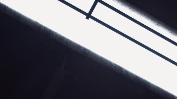 Des gouttes de pluie coulent du pont. De fortes pluies tombent et coulent .