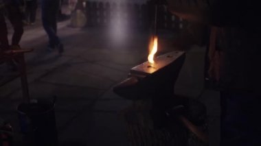 Demirci sert metal çekiç açık havada akşam uydurandan. Sıcak demir. Sparks.