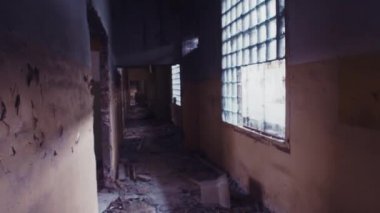 Terk edilmiş binada deprem tarafından yok koridorda yürürken Pov görünümü