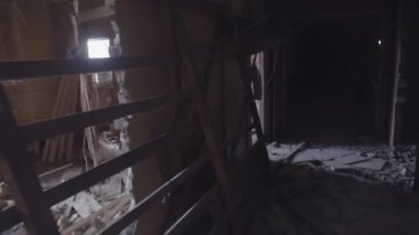 Terk edilmiş binada karanlık koridor aracılığıyla POV görüş kamerası taşır