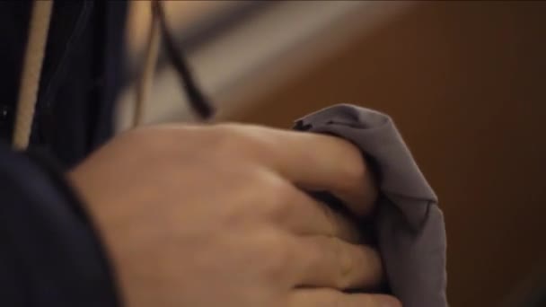 Photographe nettoie son objectif avec un chiffon doux .