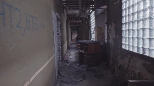 Vista panorámica caminando por corredor en edificio abandonado destruido por terremoto — Vídeo de stock