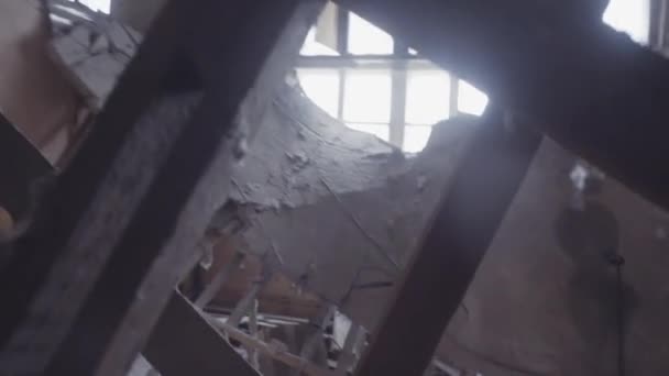 Pohled kamery POV na troskách v opuštěné tovární budovy zničeny při zemětřesení — Stock video