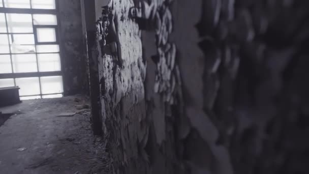 Camera vista sulla parete con vernice peeling. Edificio abbandonato interno — Video Stock