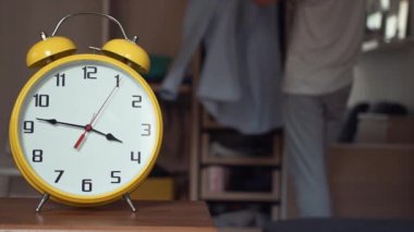 Genç adam bir gömlek ayakta dolap evde yakınındaki seçme