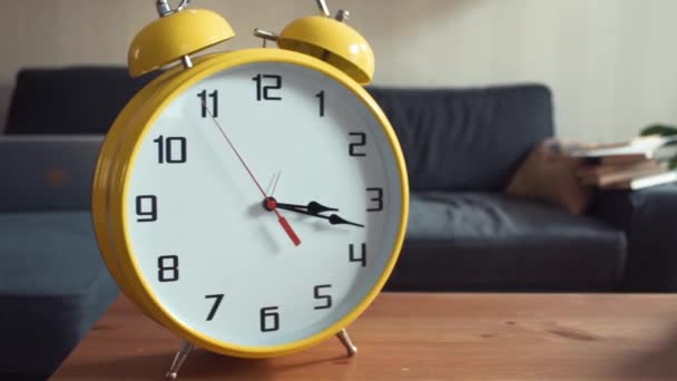 Dolly Schuss von Regal mit großer gelber Uhr und Stapel von Büchern — Stockvideo