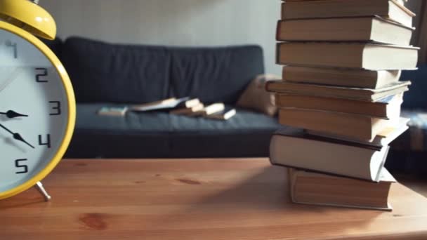 Büyük sarı saat ve kitap yığını ile raf Dolly atış — Stok video